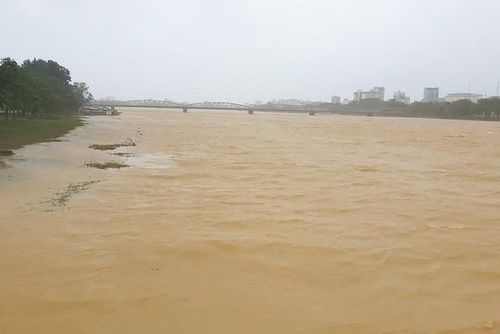 Dòng sông Hương cuồn cuộn sóng, nước đỏ ngầu.