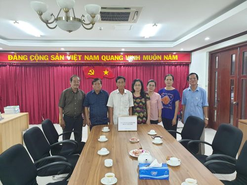 Cán bộ, nhân viên của Công ty Đầu tư Xuất bản – Thiết bị Giáo dục Việt Nam quyên góp ủng hộ các tỉnh miền Trung.