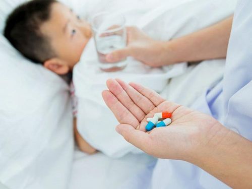 Có thể cho trẻ uống thuốc hạ sốt theo chỉ dẫn của bác sĩ nếu trẻ sốt trên 38,5 độ C (Ảnh: Internet)
