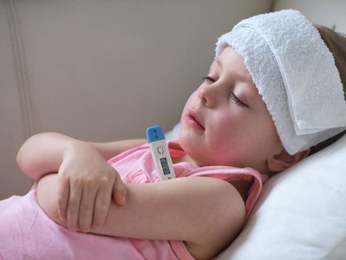 Sốt nhẹ là phản ứng thường gặp ở trẻ nhỏ sau khi tiêm vaccine phòng sởi