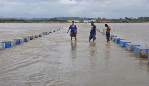 Một cây cầu bị ngập nước do mưa lớn ở thị trấn Ilagan, bắc Manila, ngày 31/10, trước khi bão Goni đổ bộ vào Philippines. Ảnh: CNN
