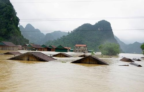 Nhà cửa bị nhấn chìm trong lũ lụt ở miền Trung Việt Nam.