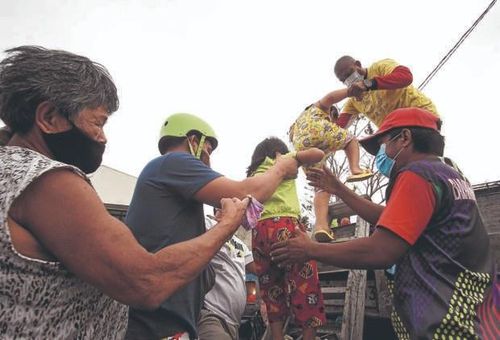 Bão dự kiến quét qua các địa phương phía nam đảo Luzon, đảo lớn nhất và đông dân nhất Philippines, rồi đi vào Biển Đông. Ảnh: Inquirer.