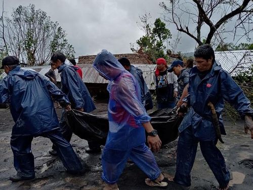 Người dân mang thi thể một nạn nhân đi sau khi bão Goni quét qua tỉnh Albay, Philippines ngày 1/11. Ảnh: Reuters.