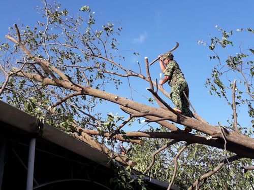 Vừa thực hiện khắc phục hậu quả bão số 9, vừa ứng phó siêu bão Goni đang vào Biển Đông. Ảnh: NGUYỄN TRANG