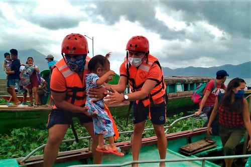 Lực lượng chức năng Philippines sơ tán người dân vào hôm qua để đối phó với siêu bão Goni.