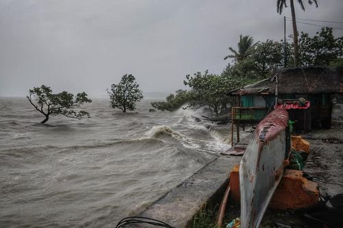 Sóng lớn ở Quezon khi bão Goni đổ bộ Philippines. Ảnh: Licas