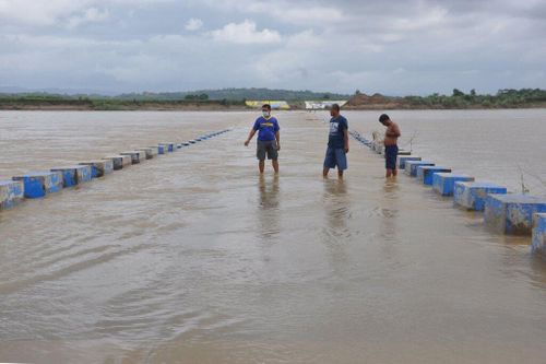 Một chiếc cầu bị ngập ở tỉnh Isabela phía bắc thủ đô Manila ngày 31/1. Ảnh: Getty Images