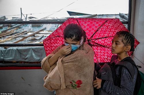 Người dân ở Manila đi sơ tán trước khi bão Goni ập tới hôm 1/11. Ảnh: Getty.