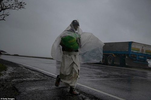 Sáng 2/11, Cơ quan Khí tượng, Địa lý và Thiên văn Philippines (PAGASA) cho biết, siêu bão Goni đã suy yếu sau khi đổ bộ vào các tỉnh miền trung Philippines hôm qua. Ảnh: Getty.