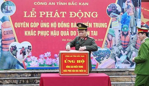Đại tá Hà Văn Tuyên - GĐ Công an tỉnh ủng hộ đồng bào miền Trung khắc phục hậu quả thiên tai.
