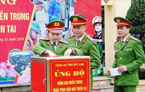Đại diện lãnh đạo các đơn vị ủng hộ.