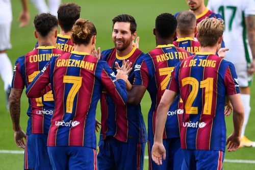  Trên lý thuyết, HLV Koeman đang nắm trong tay hàng công chất lượng gồm Lionel Messi, Antoine Griezmann, Ansu Fati, Trincao và Ousmane Dembele. Theo Transfermarkt, 5 ngôi sao tấn công của Barca có tổng giá trị 400 triệu euro. Messi dẫn đầu với giá trị 100 triệu euro. Griezmann và Fati cùng có giá 80 triệu euro. Coutinho, Dembele, Trincao lần lượt có giá 60 triệu euro, 50 triệu euro và 30 triệu euro. 