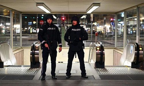 Cảnh sát Áo tuần tra ở trung tâm thủ đô Vienna. Ảnh: Getty Images.