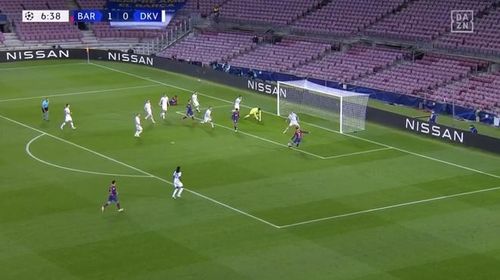 Griezmann không ghi được bàn trong tình huống này. Ảnh: DAZN.