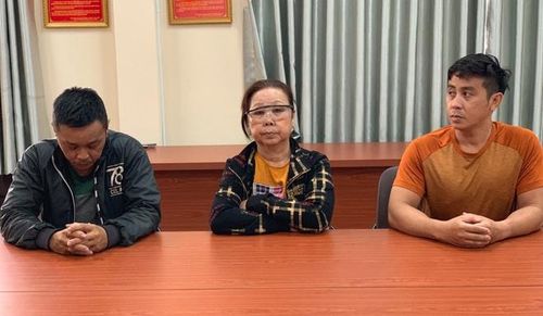 Khâm, Nữ, Lâm (từ trái qua) đang bị tạm giữ để điều tra hành vi sản xuất hàng giả là phụ gia thực phẩm. Ảnh: Công an cung cấp.