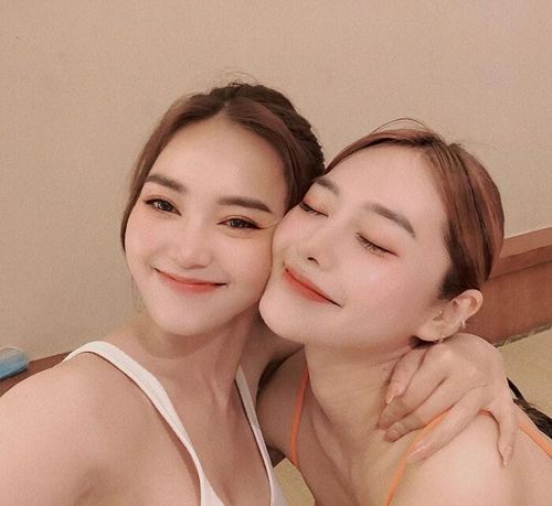 Cộng đồng mạng liên tục đưa ra những bình luận để tìm cách phân biệt hai cô nàng, thậm chí có người còn nói hai người cùng đến một Trung tâm thẩm mỹ.
