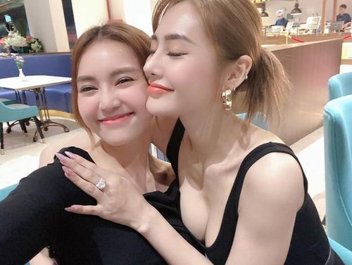 Cả hai đều sở hữu khuôn mặt thon gọn, đôi mắt to, nụ cười tươi tắn, đến cả màu tóc cũng na ná thì không bị nhầm "song sinh" mới lạ. 