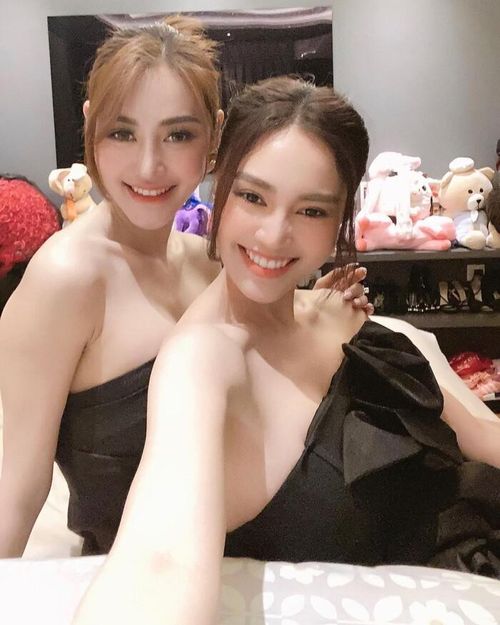 Cả hai gặp gỡ nhau trên phim trường "Găng tay đỏ" vài năm trước. Từ "ác cảm" của cuộc gặp đầu, Linh Chi - Lan Ngọc nhanh chóng trở thành bạn thân thông qua quá trình làm việc chung. 