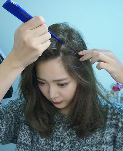 Không chỉ là mẹo hay cấp cứu cho tóc mái, việc đảo ngôi tóc thường xuyên cũng giúp nàng không bị lộ da đầu hay tránh tình trạng tóc mọc lệch một bên.