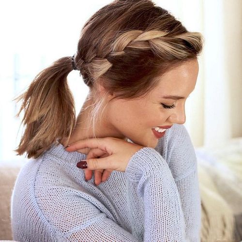 Tóc tết mái lệch qua một bên chỉ mất vài phút mà trông đáng yêu vô cùng.