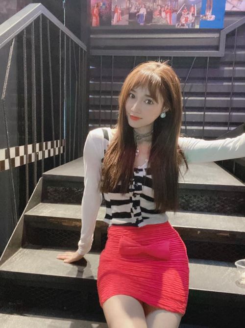Mới đây, cô nàng khoe diện mạo mới làm dân tình phải "hốt hoảng" một phen. Bỏ qua chuyện thân hình càng ngày càng gầy gò ốm yếu, mái tóc lởm chởm không rõ kiểu dáng phần nào khiến người đẹp mất điểm.
