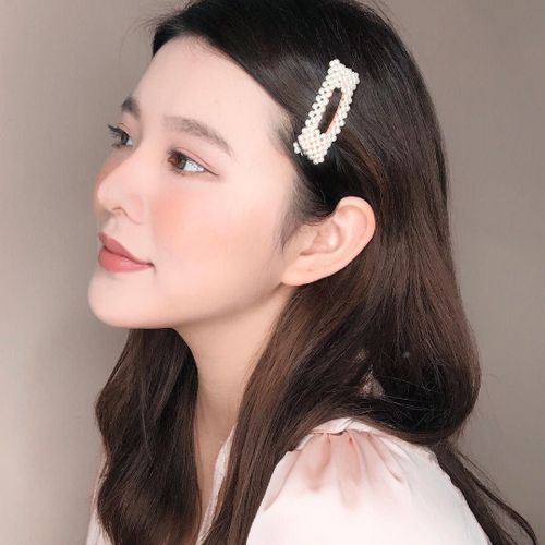 Nàng có thể dùng băng đô cố định độ phồng hoặc một chiếc kẹp nhỏ xinh vát mái qua một bên.