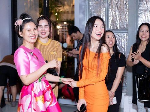 Nữ ca sĩ đến dự triển lãm của cô bạn thân NTK Thủy Nguyễn, làm mọi người chú ý vì quá trẻ đẹp.