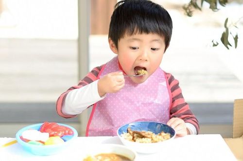 Cho bé ăn sáng đúng giờ tốt cho sức khỏe