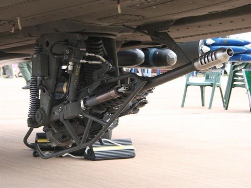 Pháo M230 được điều khiển điện tử và chỉ có 1 băng đạn duy nhất. Loại vũ khí này được nghiên cứu - phát triển và kế thừa từ những mẫu súng máy cho trự thăng từ những năm đầu thập niên 70 của thế kỷ trước.