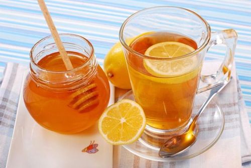 Khi bệnh nhân sởi bị ho, nên uống nhiều nước ấm, đặc biệt là nước có chứa mật ong hoặc chanh để giúp thả lỏng đường hô hấp - Ảnh Internet