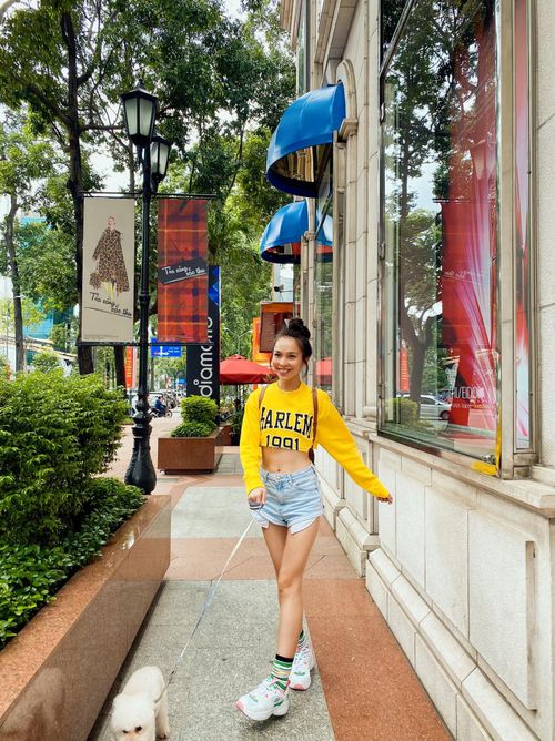 Giọng ca "Nhật ký của mẹ" chuộng các trang phục trẻ trung giúp cô "hack tuổi" như áo croptop, quần short jeans năng động, chân váy ngắn...