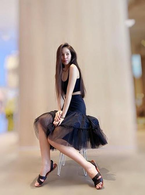 Hiền Thục e ấp như một thiếu nữ mới lớn khi phối áo thun hai dây với chiếc đầm chân ren nữ tính.