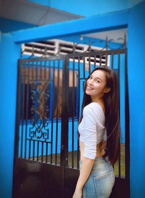 Sự trẻ trung từ nhan sắc đến cách ăn mặc khiến mọi người khó đoán được tuổi thật của nữ ca sĩ sinh năm 1981.