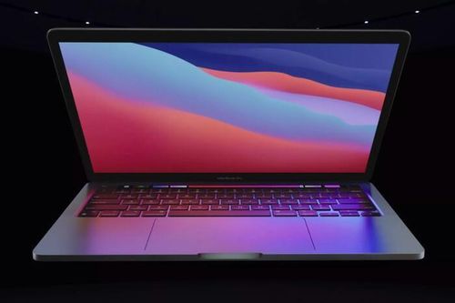 Cũng trong sự kiện này, Apple đã giới thiệu chiếc Macbook Pro 13 inch thế hệ mới chạy ARM đã được iFan trông chờ từ rất lâu. MacBook Pro 13 inch chạy ARM cũng có thiết kế quen thuộc tương tự các dòng MacBook Pro gần đây. Bù lại, máy sẽ có hiệu năng cực kỳ mạnh mẽ nhờ con chip Apple Silicon M1.
