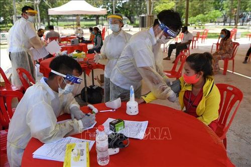 Nhân viên y tế kiểm tra sức khỏe cho người lao động nhập cư tại Phnom Penh, Campuchia. Ảnh: AFP/TTXVN
