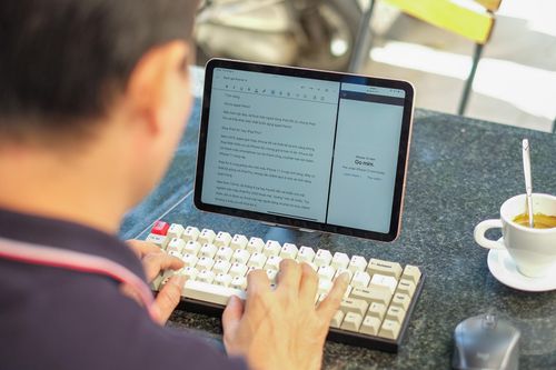  Với những phụ kiện phù hợp, iPad Air có thể thay thế chiếc máy tính trong nhiều việc. 