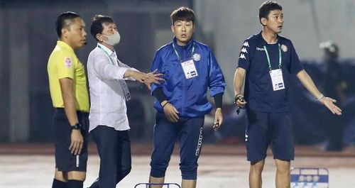 HLV Chung Hae Seong cùng các trợ lý người Hàn đồng loạt chia tay CLB TPHCM.Ảnh: Fanpage CLB TPHCM