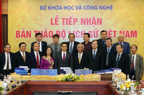 Phó Thủ tướng Vũ Đức Đam và một số thành viên Ban biên soạn bộ Quốc sử. Ảnh: VGP/Đình Nam.