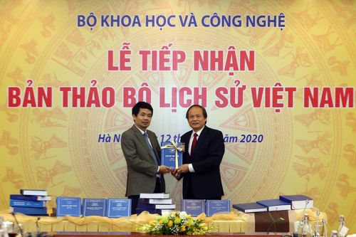 GS Nguyễn Văn Khánh (bìa phải) bàn giao bản thảo cho ông Đỗ Tiến Dũng, Giám đốc Quỹ Nafosted. Ảnh: VGP/Đình Nam.
