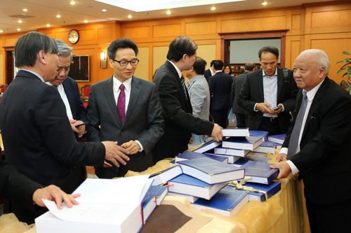 Phó Thủ tướng Vũ Đức Đam nghe giới thiệu về bản thảo số tập của bộ Quốc sử. Ảnh: VGP/Đình Nam