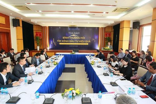 Tọa đàm “Bình thường mới - Tìm kênh đầu tư hiệu quả” do Báo Đầu tư tổ chức sáng 12/11. Ảnh: Đỗ Huyền/BNEWS/TTXVN