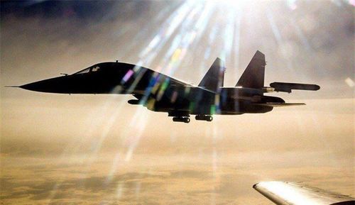 Radar trên khoang của Su-34 cho phép phát hiện mục tiêu bay ở cự ly tối đa đến 300km, đồng thời bám đến 10 mục tiêu và bắn 4 mục tiêu trong số đó. Điểm nổi bật của Su-34 là khả năng sử dụng tất cả các loại vũ khí chính xác cao hiện có của Không quân Nga.