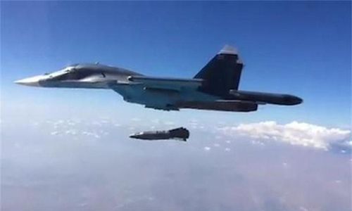 Cùng với ca ngợi sức mạnh của Su-34, báo Mỹ cũng so sánh máy bay ném bom của Nga với máy bay F-15E của Mỹ. Cả chiến đấu cơ F-15E và Su-34 có khả năng thực hiện các nhiệm vụ tấn công và cảnh báo về mối đe dọa tiếp cận từ phía sau, nhờ một radar đặc biệt. Tuy nhiên, qua thực chiến tại Syria cho thấy, khả năng hoàn thành nhiệm vụ của Su-34 được đánh giá cao hơn F-15E.