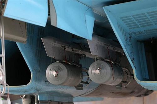Hệ thống ngắm-dẫn đường của Su-34 gồm radar đa năng anten mạng pha V004, thiết bị định vị hồng ngoại, máy đo xa laser và camera truyền hình… Tất cả những thông tin cần thiết về các tham số chuyến bay, đường bay và các mục tiêu… được máy tính trên khoang xử lý và hiển thị lên các màn hình màu đa năng trong buồng lái.