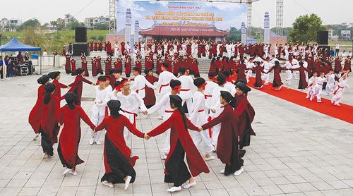 Trình diễn Hát Xoan 3 thế hệ tại Liên hoan Hát Xoan thanh thiếu nhi thành phố Việt Trì, góp phần bảo tồn giá trị di sản văn hóa vùng Đất Tổ