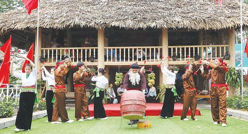 Diễn xướng dân gian của đồng bào Mường (Thanh Sơn).