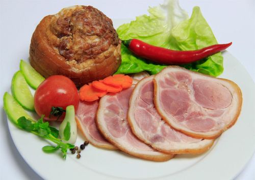 Bạn nên tránh ăn thịt xông khói vào bữa sáng vì sẽ có nguy cơ đầy bụng.