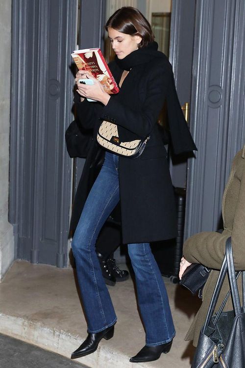 Kaia Gerber nhiều lần diện quần jeans ống loe xuống phố. Ảnh: Vogue, WhoWhatWear.
