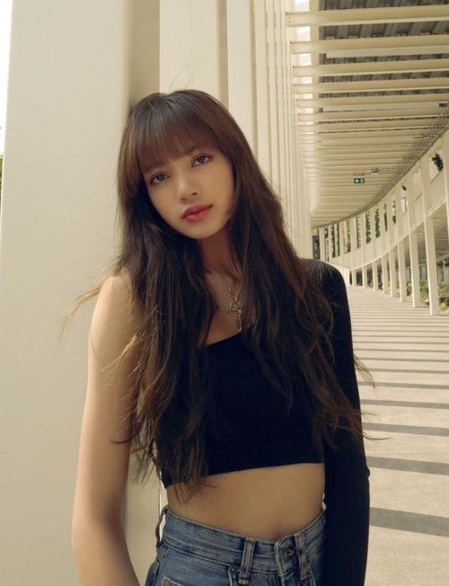 Kiểu tóc mái ngố được xem là thương hiệu của Lisa. Ảnh: @lalalalisa_m.